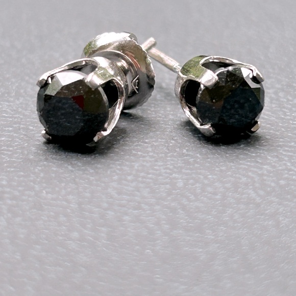 Vintage 14kt white gold onyx stud earrings - Picture 3 of 4